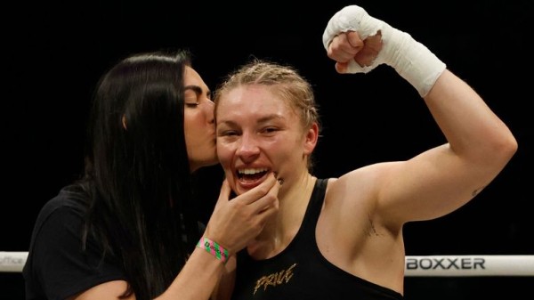 Lauren Price handles Lolita Muzeya | Mikaela Mayer beats Silvia Bortot and demands Natasha Jonas title fight Lauren Price handles Lolita Muzeya | Mikaela Mayer beats Silvia Bortot and demands Natasha Jonas title fight